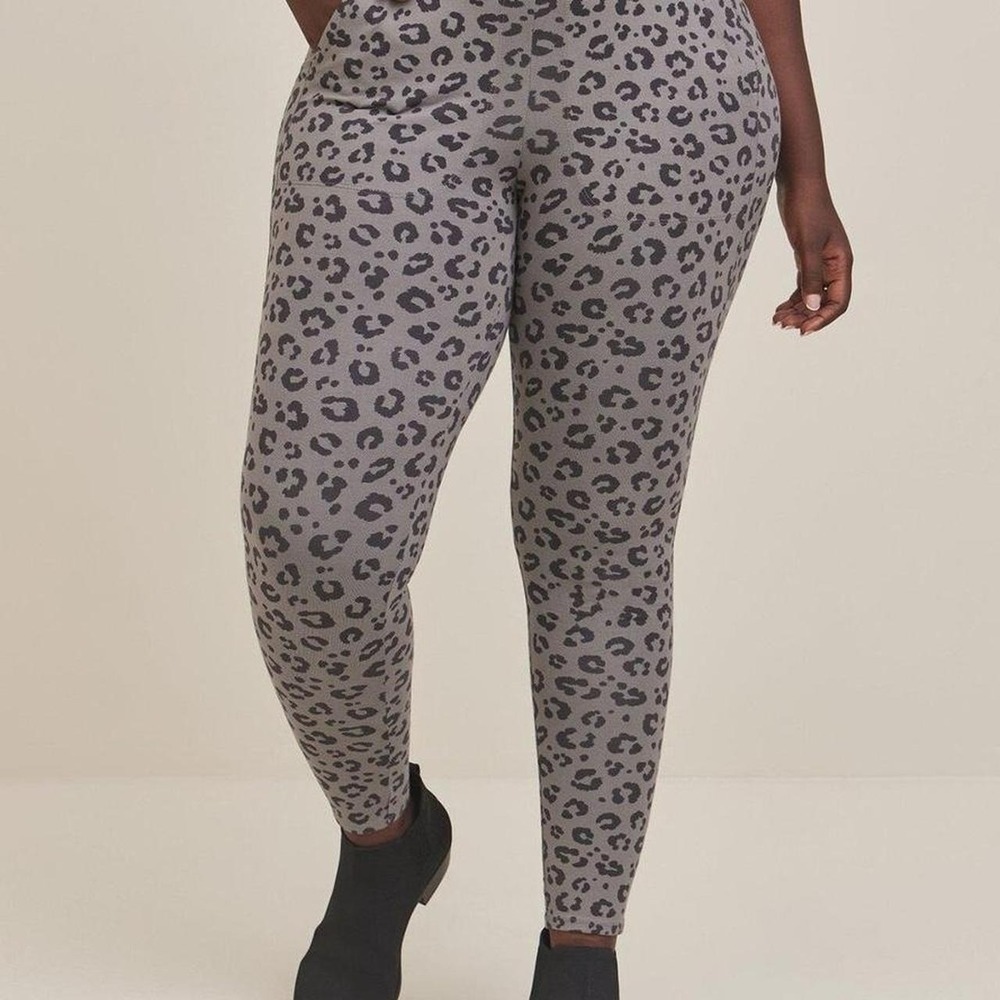 Torrid Full Length Signature Waist Pocket Leggings size 2 Plus